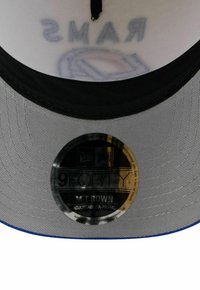 Schwarze und graue verstellbare Kappe mit flachem Schirm, die ein rundes Logoetikett mit Größe und Stil aufweist. Strukturierter Stoff mit detaillierter Naht.