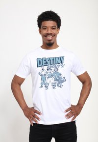 Camiseta de algodón blanca con un diseño gráfico azul que presenta personajes y el texto "¡EL DESTINO TE ESPERA!". Manga corta y cuello redondo.