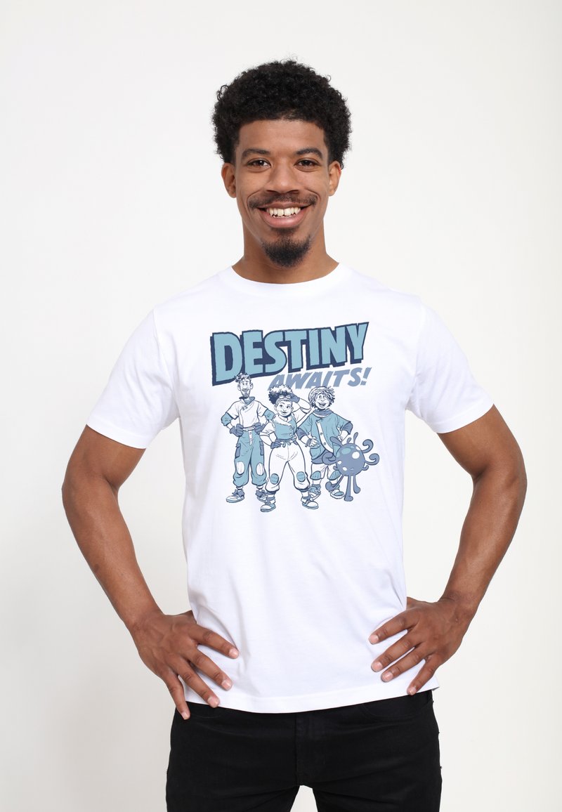 Camiseta de algodón blanca con un diseño gráfico azul que presenta personajes y el texto "¡EL DESTINO TE ESPERA!". Manga corta y cuello redondo.