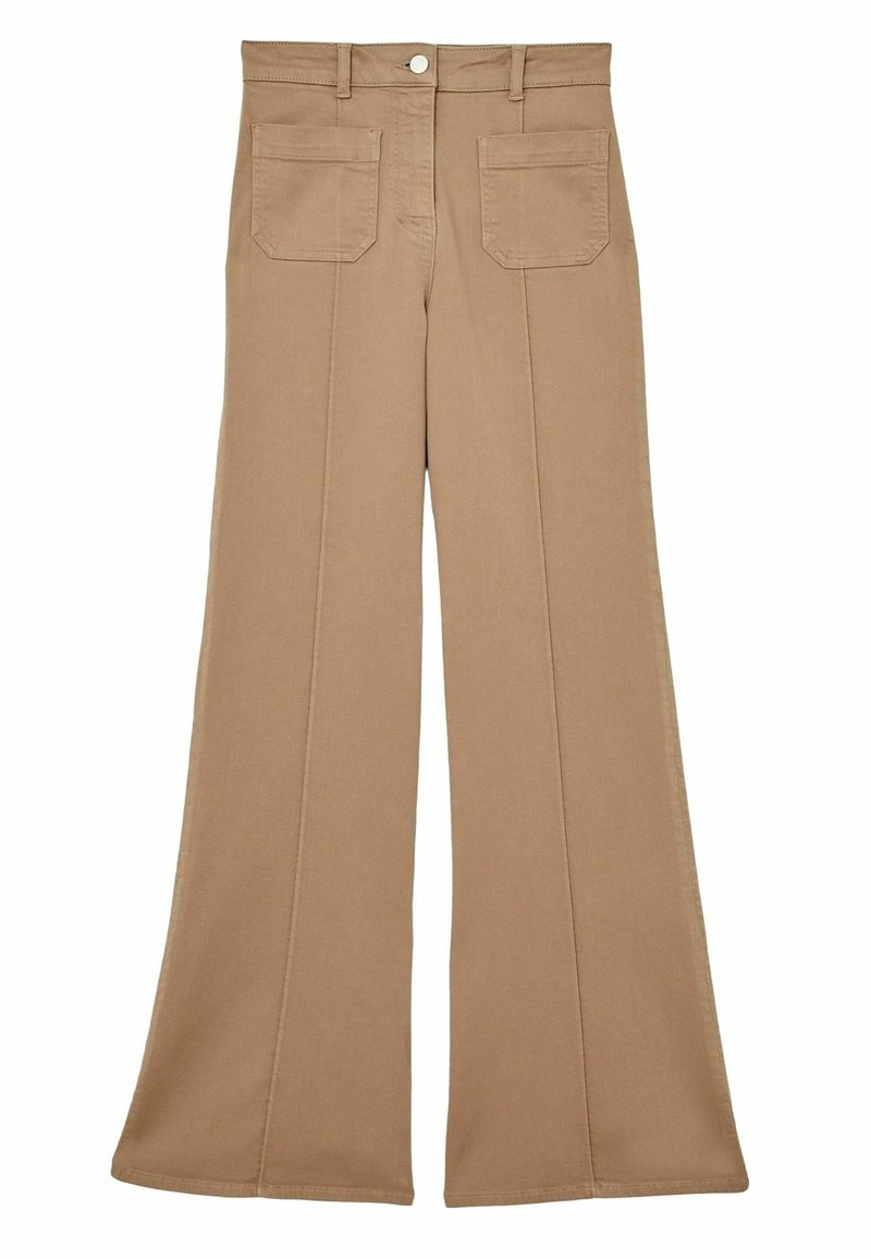 Pantaloni largi maro dintr-o țesătură din bumbac. Au două buzunare la spate și o textură netedă cu detalii de cusătură pe mijloc.