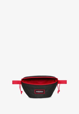 Czarna torba materiałowa z czerwonym wnętrzem, o zaokrąglonym kształcie, z zamknięciem na zamek błyskawiczny i bocznym uchwytem do noszenia. Z przodu znajduje się logo Eastpak.