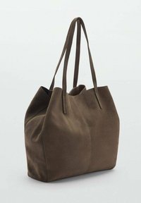 Borsa tote in suede marrone con manici allungati, texture morbida, design spazioso e silhouette affusolata. Presenta dettagli di cucitura minimi.