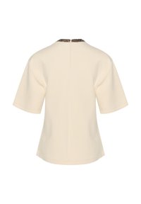 Kræmfarvet kortærmet T-shirt med rund halsudskæring og en dekorativ mørk detalje bagpå, med lige kant og glat tekstur.