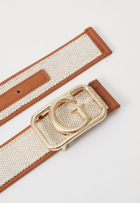 Ceinture en cuir marron avec un centre en maille blanche, boucle rectangulaire dorée avec un emblème "G" proéminent et des détails de couture contrastés.
