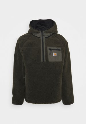 Sweat à capuche en polaire vert foncé avec une fermeture éclair quart de devant et une poche poitrine zippée portant un petit écusson carré.