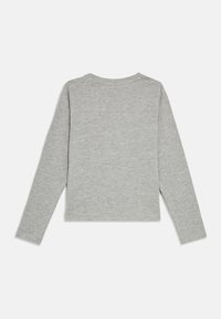 Szara koszulka z długim rękawem i okrągłym dekoltem, wykonana z miękkiego materiału. Charakteryzuje się prostym, nieskomplikowanym wzorem i krótkiem krojem.