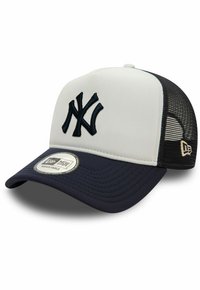 Gorra de béisbol con un panel frontal blanco, visera azul marino y lados de malla negra. Presenta un logo elevado de los New York Yankees en azul marino y una correa ajustable.