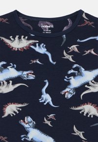 Maglietta blu scuro con stampe di dinosauri multicolori, tra cui T. rex e pterosauri, con scollo a girocollo e maniche corte.