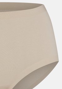 Mutande hipster in cotone beige con una texture liscia, fascia larga in vita e copertura totale sul retro, caratterizzate da un design senza cuciture.