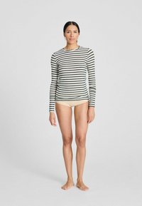 Pitkähihaista raidallista paitaa kerma- ja tummavihreänä, yhdistettynä ihonsävyisiin alushousuihin. Sileää kangasta, slim fit, klassinen pyöreä pääntie.