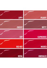 Neuf échantillons de couleur de rouge à lèvres, allant du pêche au rouge profond, chacun intitulé : Lippy, Peachy, Cheeky, Witty, Coy, Capricious, Red-Hot, Wicked, Royal, Unrivaled.