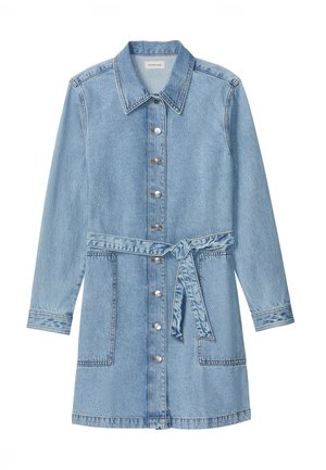 Robe en denim bleu clair à manches longues avec col, boutons sur le devant, deux grandes poches et ceinture nouée à la taille.