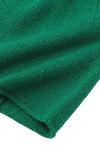 Zielona dzianina o miękkiej fakturze, cechująca się gładkim wykończeniem i subtelnymi detalami w splocie.