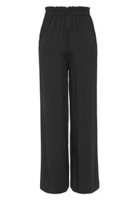 Černé kalhoty s širokými nohavicemi vyrobené z lehkého materiálu, s pružným nabíraným pasem a hladkou texturou. Bez kapes nebo ozdob.