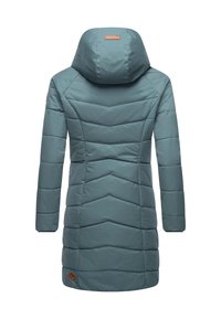 Türkiz pufi dzseki kapucnival, halszálka varrással, hosszú ujjakkal és texturált felülettel. Bal alsó részén logófolttal ellátva.