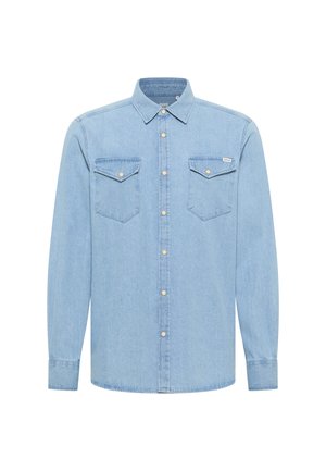 Jasnoniebieska koszula dżinsowa z długim rękawem, zapinana na guziki z przodu, z dwiema kieszeniami na piersi oraz klasycznym kołnierzykiem. Posiada widoczne szwy i mosiężne guziki.