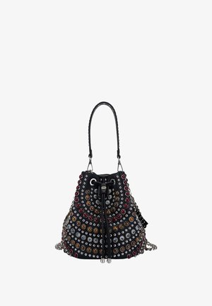 Borsa a secchiello nera realizzata in materiale testurizzato, decorata con borchie multicolori disposte a cerchio, con chiusura a coulisse e tracolla a catena.