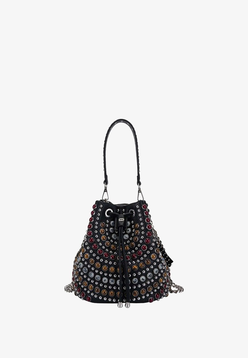 Borsa a secchiello nera realizzata in materiale testurizzato, decorata con borchie multicolori disposte a cerchio, con chiusura a coulisse e tracolla a catena.