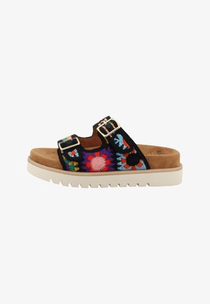 Sandalias tipo slide de tela negra con bordado floral multicolor, dos hebillas ajustables y una suela acolchada beige con textura.