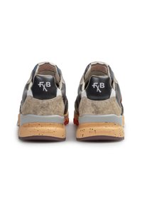 Tenisky s kombinovaným svrškem z nubuku a textilu, šedé a hnědé akcenty, gumová podrážka se skvrnitým detailem a logo na patě.