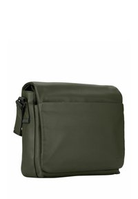 Sac messager en cuir vert olive avec une fermeture à rabat et une poche extérieure, présentant une texture lisse et une bandoulière réglable.