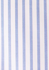 Tkanina bawełniana z pionowymi białymi i jasnoniebieskimi paskami, z teksturowanymi detalami. Wzór jest równomiernie rozmieszczony i jednolity na całej powierzchni.