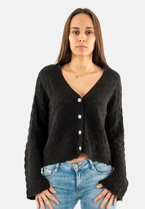Schwarze, kurze Strickjacke mit strukturiertem Strickmuster, langen Ärmeln und Knopfverschluss mit dekorativen silbernen Knöpfen.