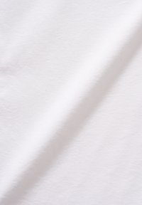 Tessuto bianco con una superficie liscia e leggermente texture, piegato per mostrare profondità e un finish morbido, adatto per abbigliamento o tappezzeria.