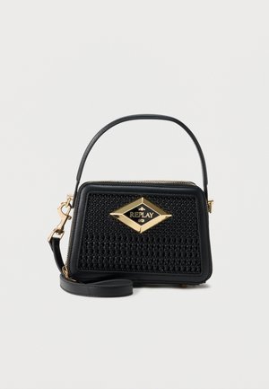 Czarna skórzana torebka z górnym uchwytem i odpinanym paskiem, z przodem z plecionej skóry i złotym logo Replay.