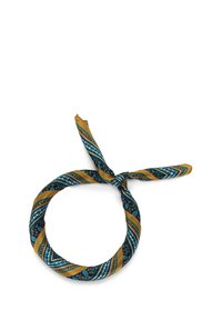 Bufanda con patrón en teal, dorado y azul. Hecha de tejido ligero, presenta un diseño de nudos retorcidos y patrones geométricos intrincados.