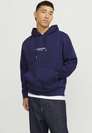 Navyblauer Kapuzenpullover aus Baumwollmischung mit Kängurutasche und Zugbändern. Mit einem weißen Logo auf der Brust und gerippten Bündchen.