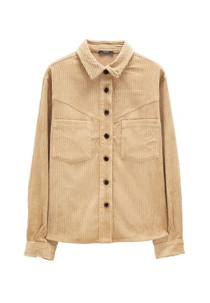 Beżowa sztruksowa koszula z długim rękawem, zapinana na guziki z przodu, z dwoma kieszeniami na piersi i klasycznym kołnierzykiem, rozłożona płasko na białym tle.