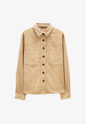 Beżowa sztruksowa koszula z długim rękawem, zapinana na guziki z przodu, z dwoma kieszeniami na piersi i klasycznym kołnierzykiem, rozłożona płasko na białym tle.