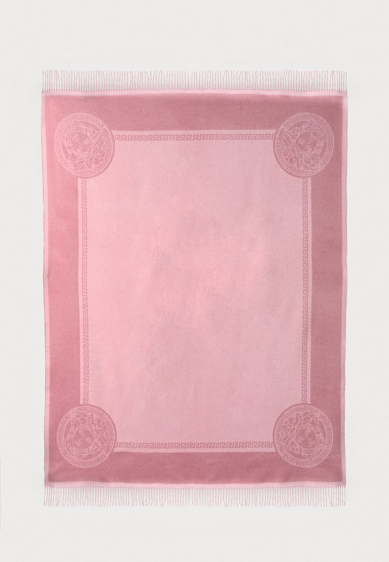 Écharpe rose avec une texture douce, présentant un motif central bordé par un design en clé grecque et des motifs circulaires à chaque coin. Bords frangés.
