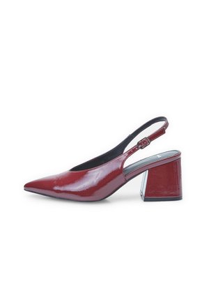 Punainen kiiltäväkeinonahkainen slingback-kengä, jossa on terävä kärki, säädettävä nilkkahihna ja neliskulmainen block-korko. Silkkinen pinta kiiltävällä viimeistelyllä.