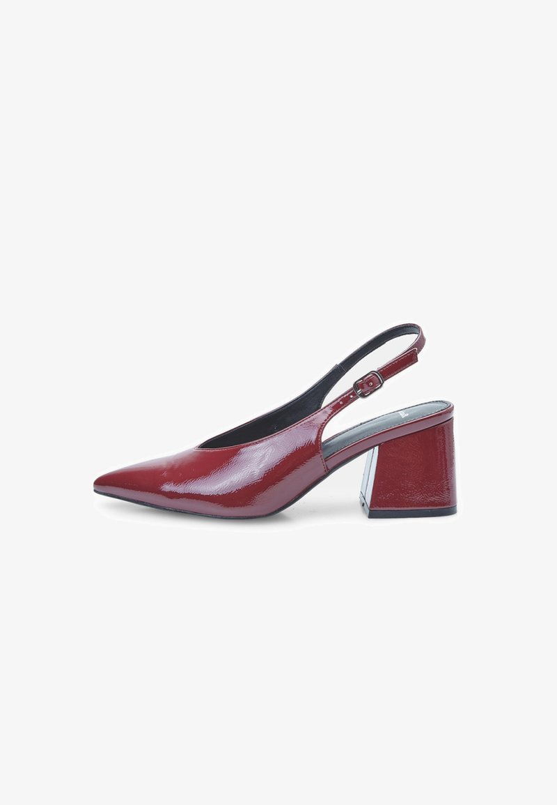 Punane patentnahast slingback king, millel on terav nina, reguleeritav pahkluu rihm ja ruudukujuline plokkikas. Sile tekstuur läikiva viimistlusega.