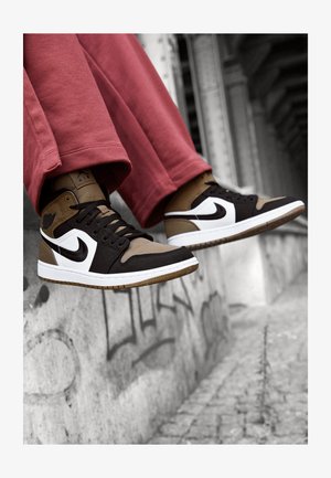 Jordan WMNS AIR JORDAN 1 MID SE SEA - Sapatilhas de cano alto - light olive/black/sail/white