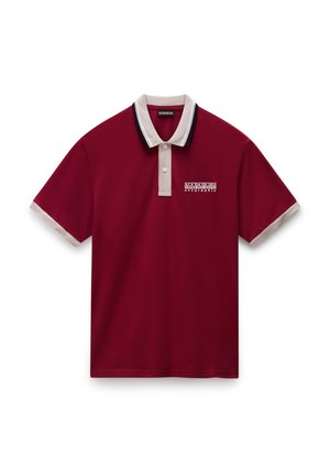 Camisa polo roja con un cuello y puños color crema. Presenta un logo en el pecho. Manga corta, material de algodón y un dobladillo recto.