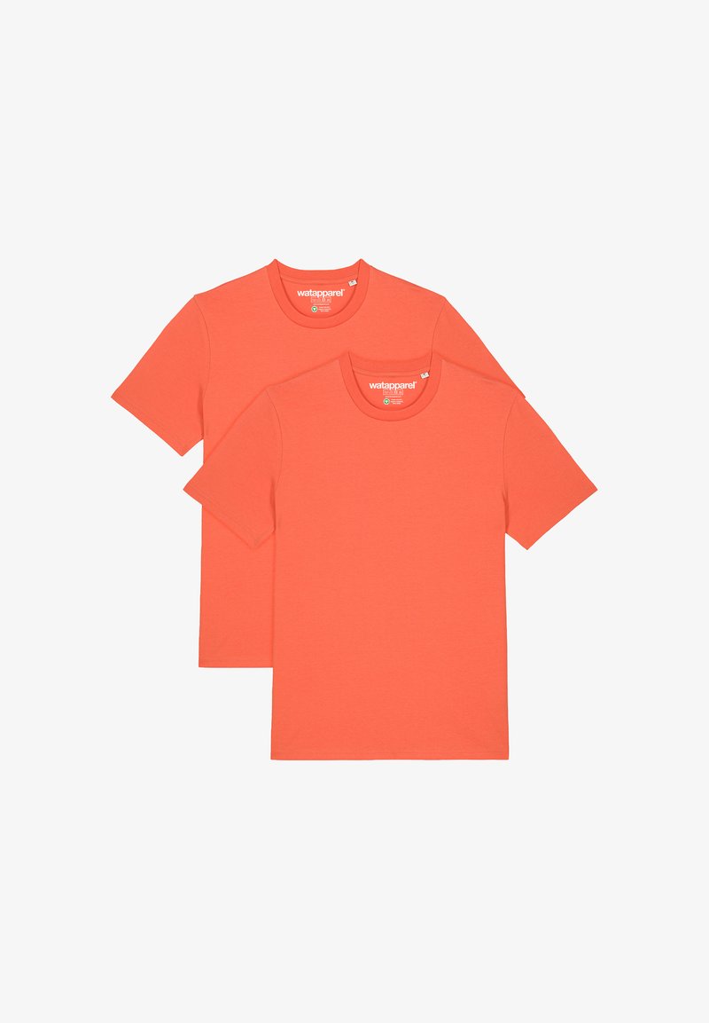 Deux t-shirts col rond de couleur corail vif, avec des manches courtes et une texture lisse et uniforme. Fabriqués en tissu léger.