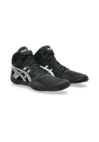 Zapatillas deportivas negras con un diseño de caña alta, que cuentan con material de malla, suelas de goma y acentos blancos en los laterales y los cordones.