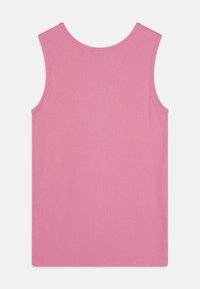 Ribbete rosa tank topp med rund hals og uten ermer. Glatt tekstur med jevn søm langs kantene.