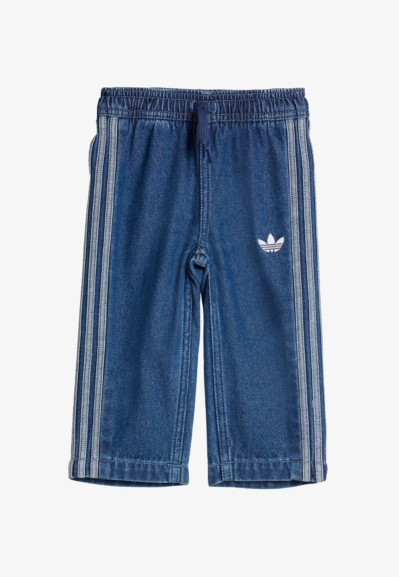 Τζιν παντελόνι jogger σε σκούρο μπλε χρώμα με ελαστική μέση, που διαθέτει τρεις ανοιχτό γκρι πλευρικές ρίγες και λευκό λογότυπο στο αριστερό πόδι.