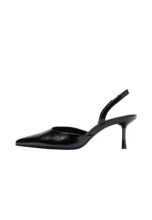 Zwarte slingback-schoen met spitse neus, slanke middenhoge hak en glanzende lederen afwerking.