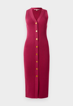 Różowa dzianinowa sukienka o prążkowanej fakturze, bez rękawów, z dekoltem w kształcie litery V oraz siedmioma złotymi guzikami z przodu. Długość midi z prostym krojem.