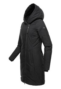 Manteau noir à capuche avec fermeture éclair sur le devant, en tissu texturé, manches longues et motifs matelassés en diagonal. Comprend des poches latérales et un logo.