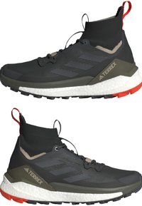 Baskets de randonnée montantes noires et olives avec un dessus en tricot texturé, une semelle extérieure en caoutchouc, une semelle intercalaire blanche et un accent rouge au talon. Présente un système de fermeture à lacets et à bascule.