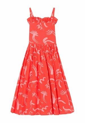 Robe rouge sans manches avec un col à volants et des motifs abstraits de coups de pinceau roses, avec un corsage cintré et une jupe ample froncée.