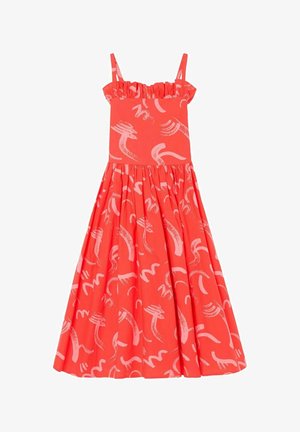 Rotes ärmelloses Kleid mit gerüschtem Ausschnitt und abstrakten pinkfarbenen Pinselstrichmustern, mit tailliertem Oberteil und gerafftem vollem Rock.