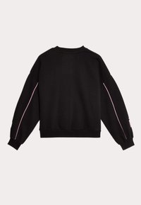 Sudadera negra con mangas largas y abullonadas, puños acanalados y una franja de acento rosa a lo largo de la manga. Material suave, corte relajado.