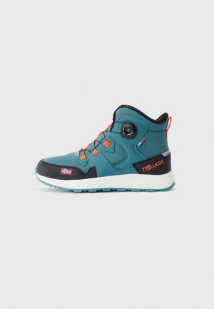 Bottes de randonnée bleu mi-hautes avec des accents orange, semelle noire et tige texturée. Comprend des matériaux durables, un système de laçage rapide et un logo.